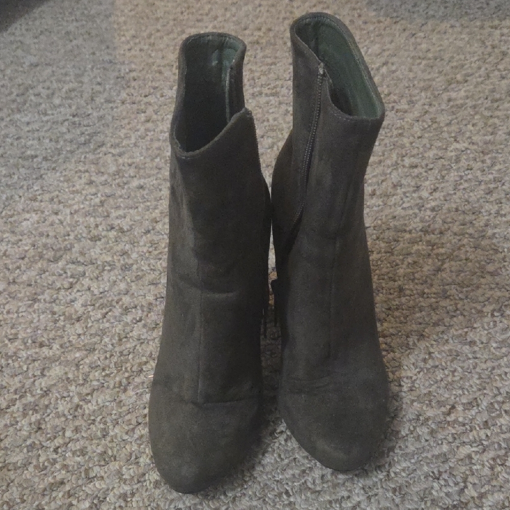 Elegant Brown Ankle Boots with Floral Detail - Picture 2 of 5